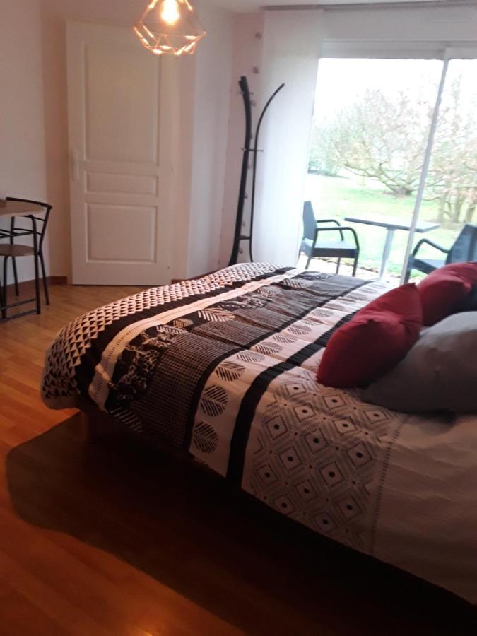 Chambre D'Hotes Cote Jardin Soulignonne Exterior photo
